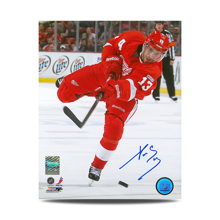 Pavel Datsyuk Signed Detroit Red Wings Shooting 8X10 Photo